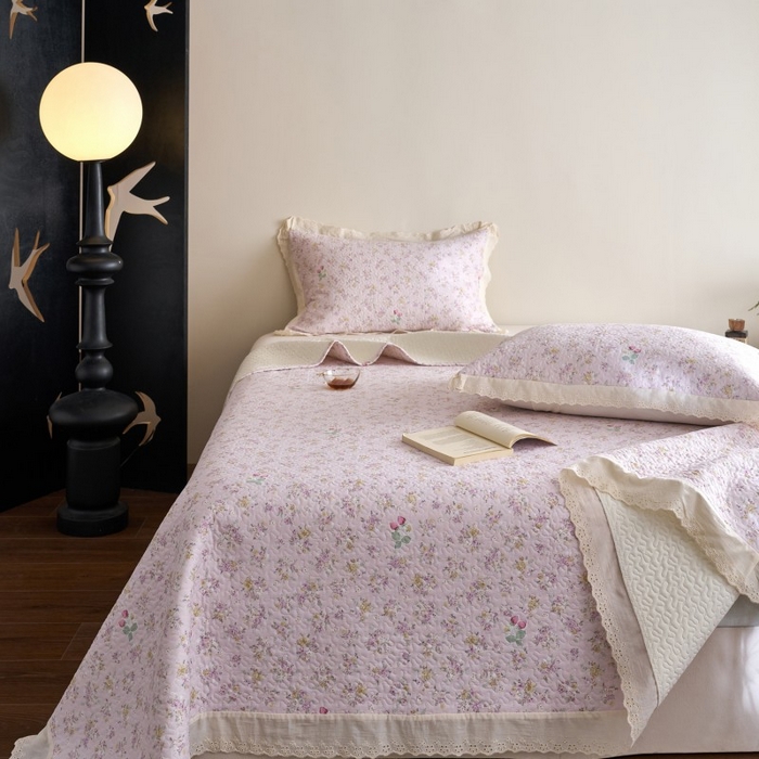 91家纺网 家纺一手货源 找家纺 漫仙阁家纺 2025新款热卖法式花边款加厚床盖床盖三件套 粉草莓