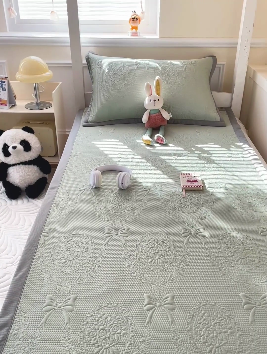 91家纺网 家纺一手货源 找家纺 富馨莱 2025新款A类480克PE凉感凉豆豆凉席三件套和单件学生款 蝴蝶結-绿