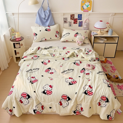 91家纺网 家纺一手货源 找家纺 昊川家纺 2025新款三丽鸥A类水洗双层纱夏被夏凉被空调被 喝牛奶KT