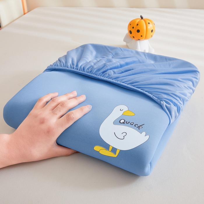 91家纺网 家纺一手货源 找家纺 2025春夏新款独家研发太空层凉感鸭冰丝烫画软凉席床笠款 凉感鸭-冰蓝