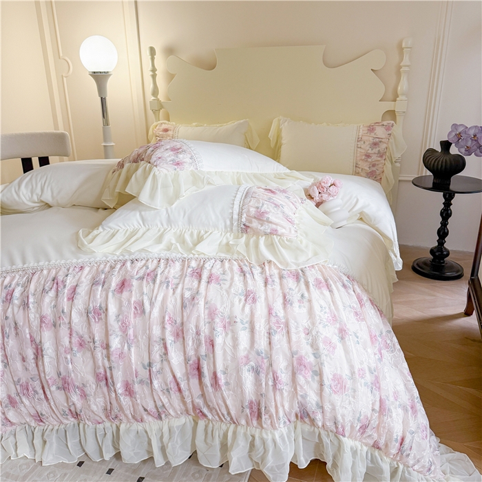 91家纺网 家纺一手货源 找家纺 富盛家纺 2025新款水洗亲肤棉雪纺印绣工艺四件套公主风四件套巴黎春天系列 巴黎春天-白