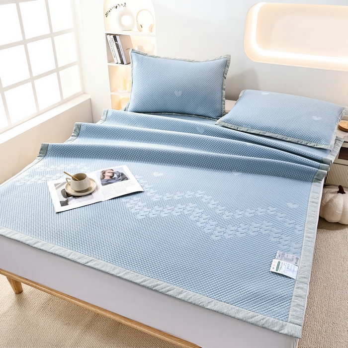 91家纺网 家纺一手货源 找家纺 新月家纺（锦威郎） 2025新款凉爽亲肤冰豆豆条席 爱心蓝