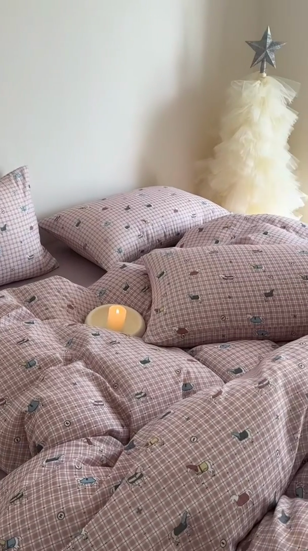 91家纺网 家纺一手货源 找家纺 2025新款全棉有氧A类母婴级双层纱印花四件套 追觅-红