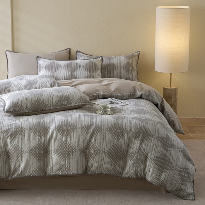 91家纺网 家纺一手货源 找家纺 2025新款亲肤全棉三层纱提花四件套 菱格-月灰