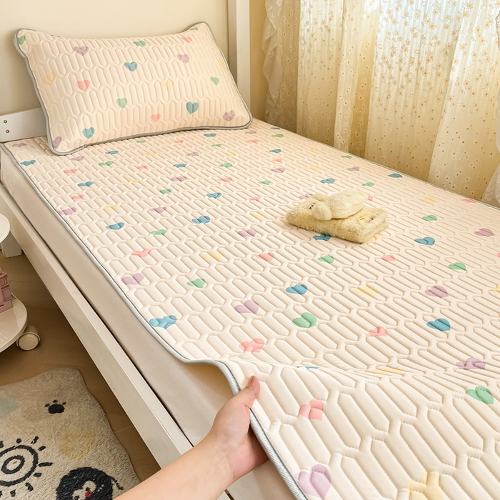 91家纺网 家纺一手货源 找家纺 川悦生活 2025新款小阪凉感丝印花凉席-学生床 浪漫普拉达