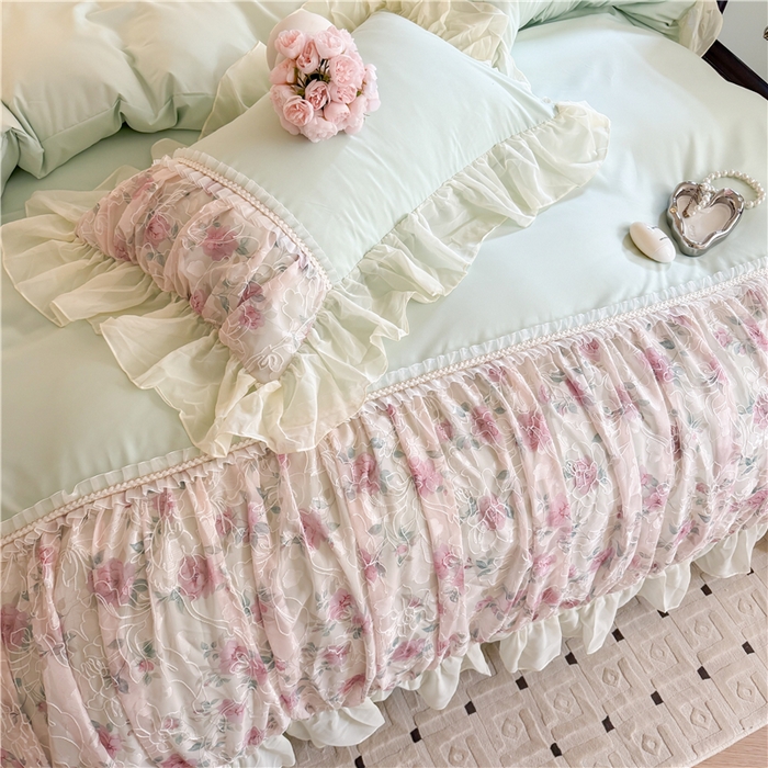 91家纺网 家纺一手货源 找家纺 富盛家纺 2025新款水洗亲肤棉雪纺印绣工艺四件套公主风四件套巴黎春天系列 巴黎春天-绿