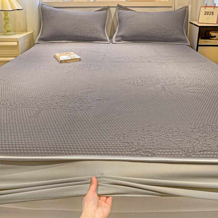 91家纺网 家纺一手货源 找家纺 富馨莱 2025新款A类480克PE凉感凉豆豆凉席三件套和单件床笠款 发财树-灰