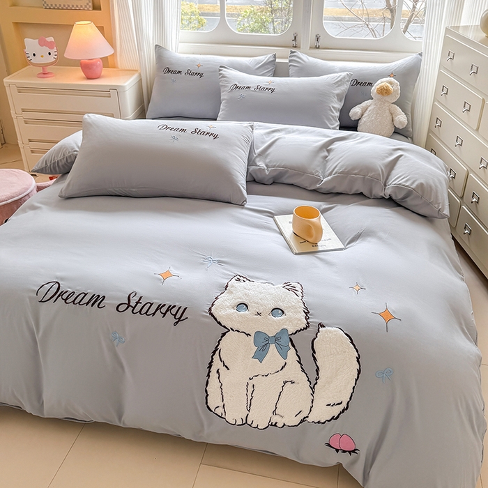 91家纺网 家纺一手货源 找家纺 凯美 2025新款超柔水洗棉卡通贴布绣四件套 幸运小猫-浅灰