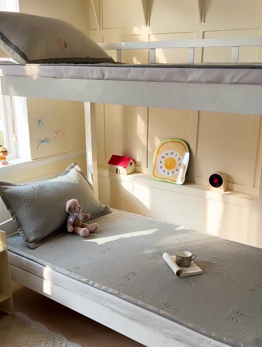 91家纺网 家纺一手货源 找家纺 富馨莱 2025新款A类480克PE凉感凉豆豆凉席三件套和单件学生款 蝴蝶結-灰