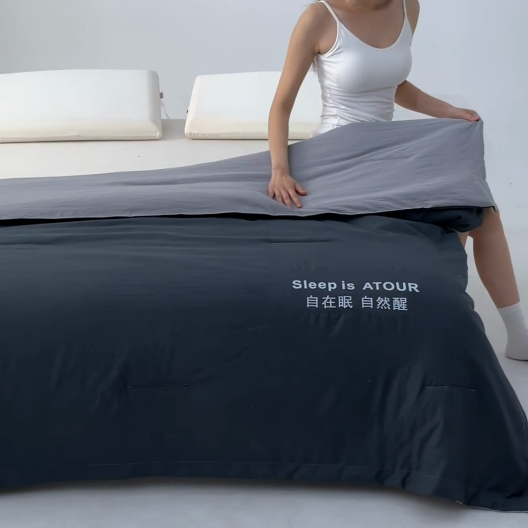 91家纺网 家纺一手货源 找家纺 暖芯家纺 2025新款亚朵同款深睡Pro夏被自在眠自然醒 深灰+浅灰