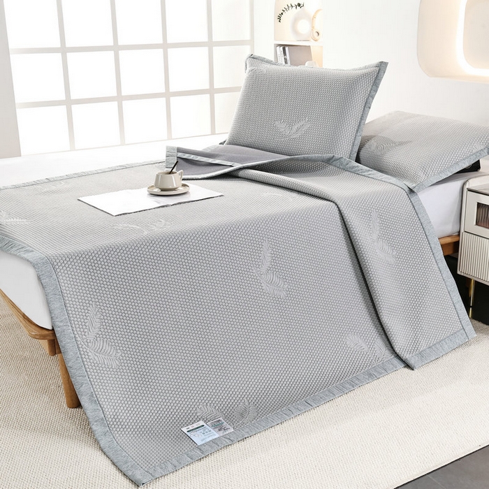 91家纺网 家纺一手货源 找家纺 新月家纺（锦威郎） 2025新款凉爽亲肤冰豆豆条席 新羽毛灰