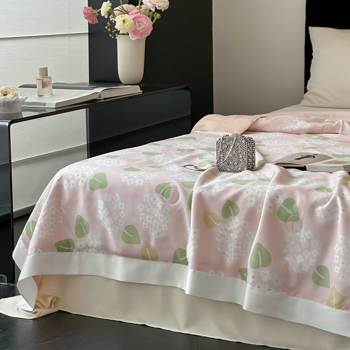 91家纺网 家纺一手货源 找家纺 茧羽世家 2025新款天丝银萃沁氧抗菌系列夏被子被芯 粉黛绣梦