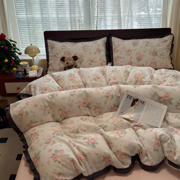 91家纺网 家纺一手货源 找家纺 曼之夏 2025春夏新款A类全棉纯棉邹邹纱花边款四件套 秘密花园