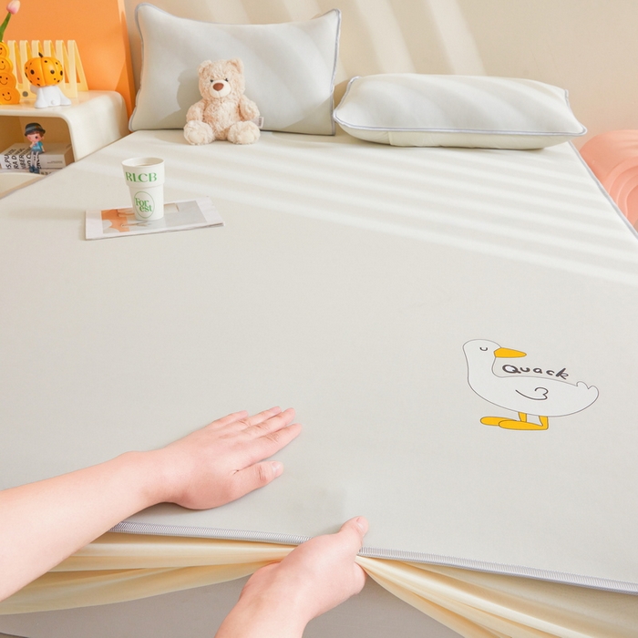 91家纺网 家纺一手货源 找家纺 2025春夏新款独家研发太空层凉感鸭冰丝烫画软凉席床笠款 凉感鸭-奶昔黄