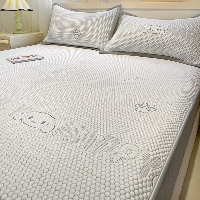 91家纺网 家纺一手货源 找家纺 富馨莱 2025新款A类480克PE凉感凉豆豆凉席三件套和单件床笠款 呆呆狗