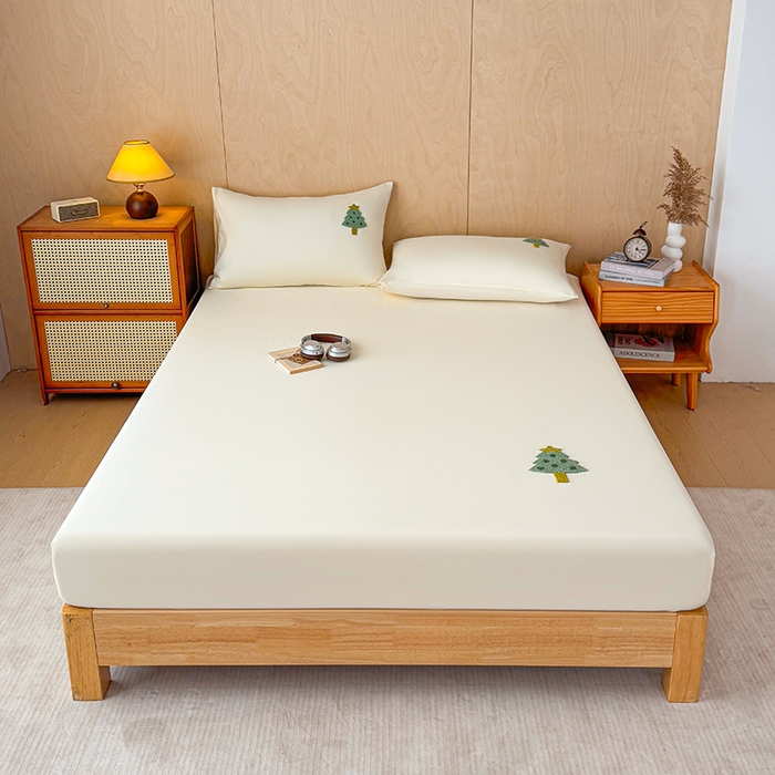 91家纺网 家纺一手货源 找家纺 澳梵家居 2025新款A类全棉毛巾绣床笠 小树-白