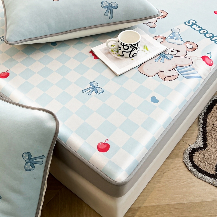 91家纺网 家纺一手货源 找家纺 2025春夏新款独家研发太空层凉感软席冰丝印花凉席床笠款 蛋糕熊