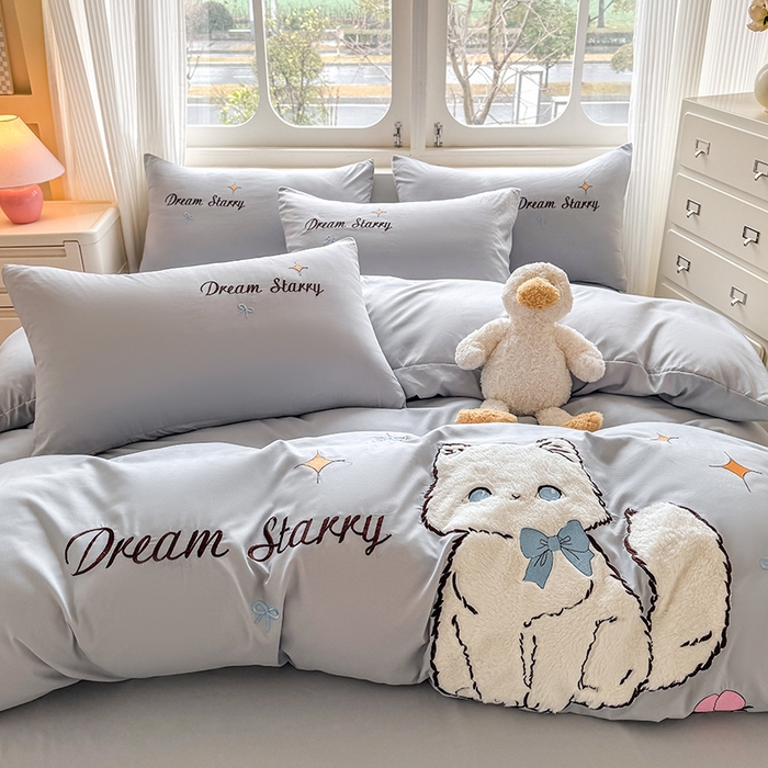 91家纺网 家纺一手货源 找家纺 凯美 2025新款超柔水洗棉卡通贴布绣四件套 幸运小猫-浅灰