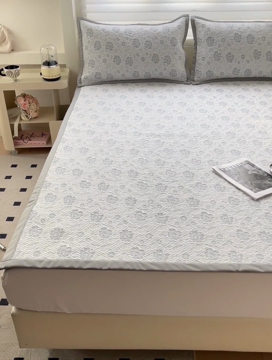 91家纺网 家纺一手货源 找家纺 富馨莱 2025新款A类480克PE凉感凉豆豆凉席三件套和单件平铺款 玫瑰花园-灰