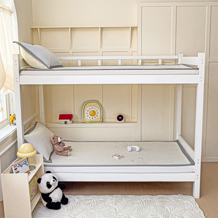 91家纺网 家纺一手货源 找家纺 富馨莱 2025新款A类480克PE凉感凉豆豆凉席三件套和单件学生款 快乐熊仔