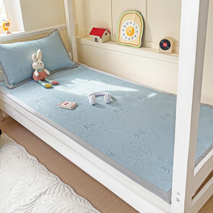 91家纺网 家纺一手货源 找家纺 富馨莱 2025新款A类480克PE凉感凉豆豆凉席三件套和单件学生款 蝴蝶結-蓝