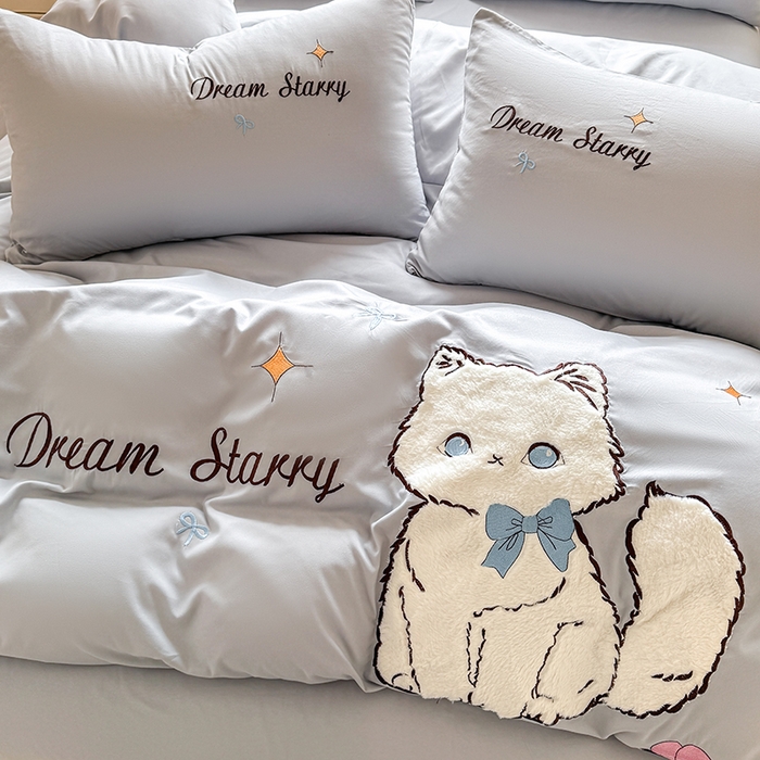 91家纺网 家纺一手货源 找家纺 凯美 2025新款超柔水洗棉卡通贴布绣四件套 幸运小猫-浅灰