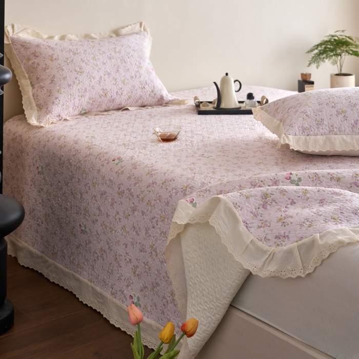 91家纺网 家纺一手货源 找家纺 漫仙阁家纺 2025新款热卖法式花边款加厚床盖床盖三件套 粉草莓