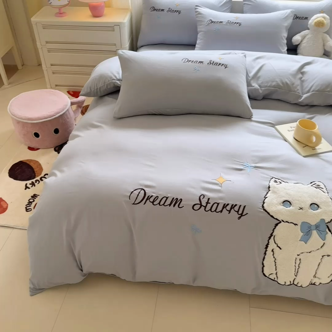 91家纺网 家纺一手货源 找家纺 凯美 2025新款超柔水洗棉卡通贴布绣四件套 幸运小猫-浅灰