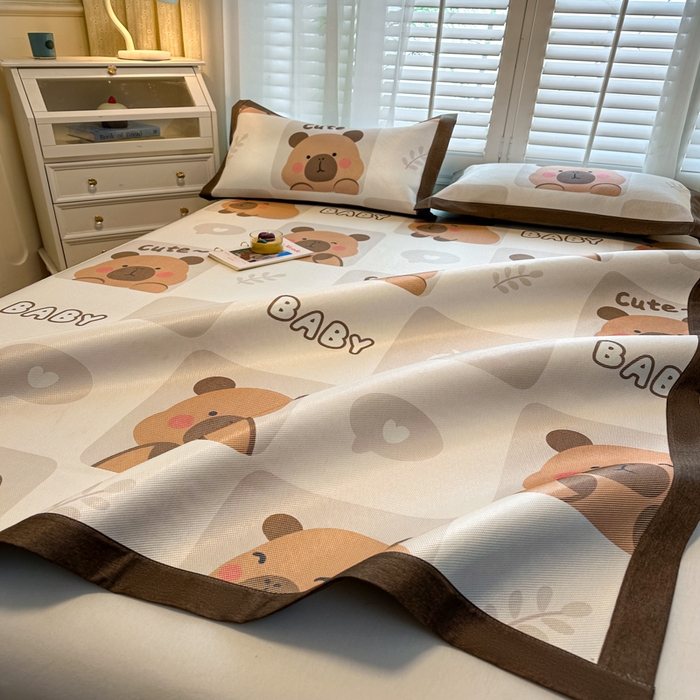 91家纺网 家纺一手货源 找家纺 席佬大 2025新款高克重卡通数码印花冰藤席床席床笠款 卡皮巴拉-平铺款-平铺款