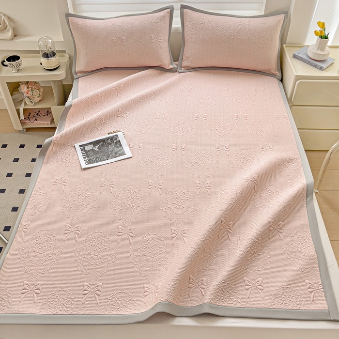 91家纺网 家纺一手货源 找家纺 富馨莱 2025新款A类480克PE凉感凉豆豆凉席三件套和单件平铺款 蝴蝶結-奶昔粉