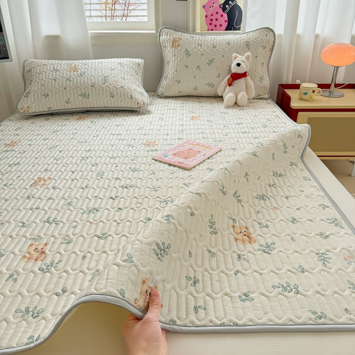 91家纺网 家纺一手货源 找家纺 慕尚家纺 2025新款小清新凉感丝乳胶席 邻家小熊