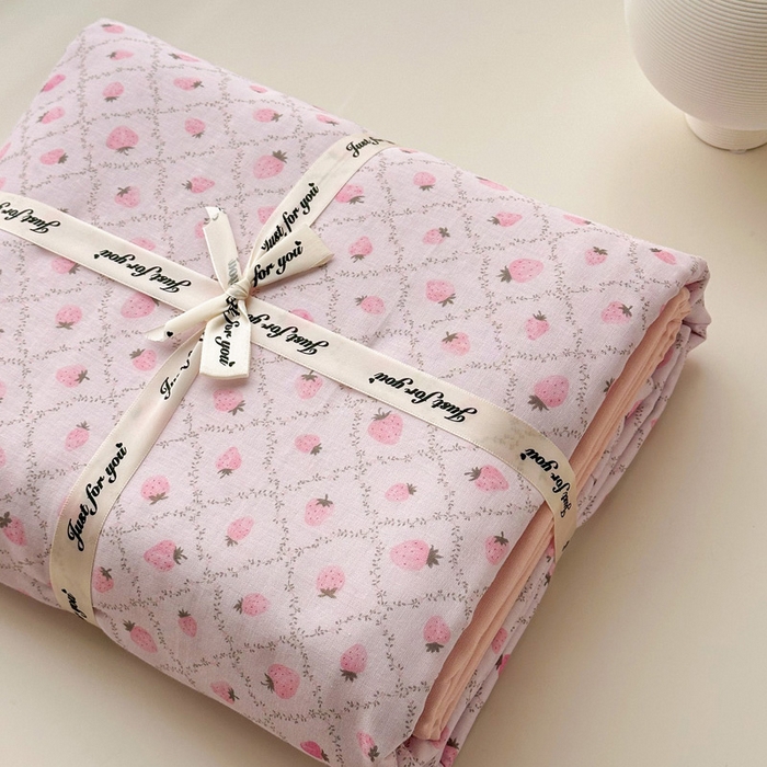 91家纺网 家纺一手货源 找家纺 塞纳 2026新款.全棉有氧双层纱四件套-场景一 奶油草莓-紫