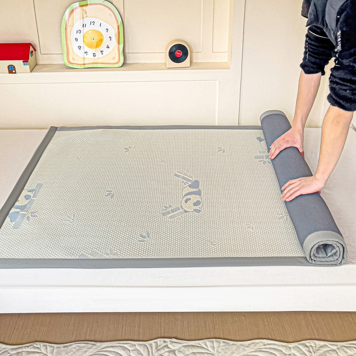 91家纺网 家纺一手货源 找家纺 富馨莱 2025新款A类480克PE凉感凉豆豆凉席三件套和单件学生款 熊猫嘟嘟-蓝