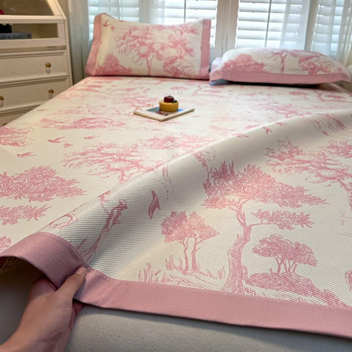 91家纺网 家纺一手货源 找家纺 席佬大 2025新款高克重卡通数码印花冰藤席床席床笠款 丛林间-粉-平铺款-平铺款