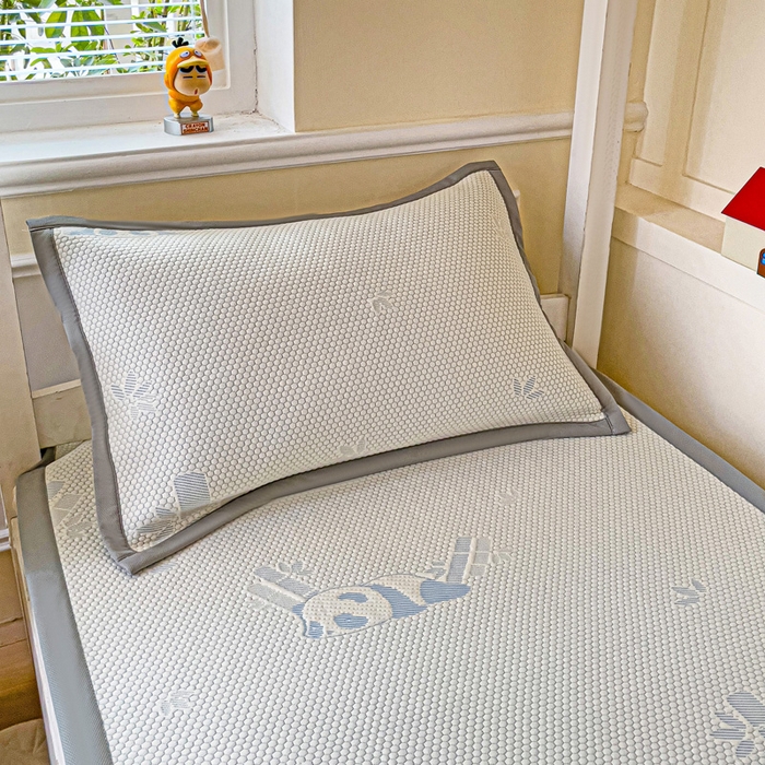 91家纺网 家纺一手货源 找家纺 富馨莱 2025新款A类480克PE凉感凉豆豆凉席三件套和单件学生款 熊猫嘟嘟-蓝