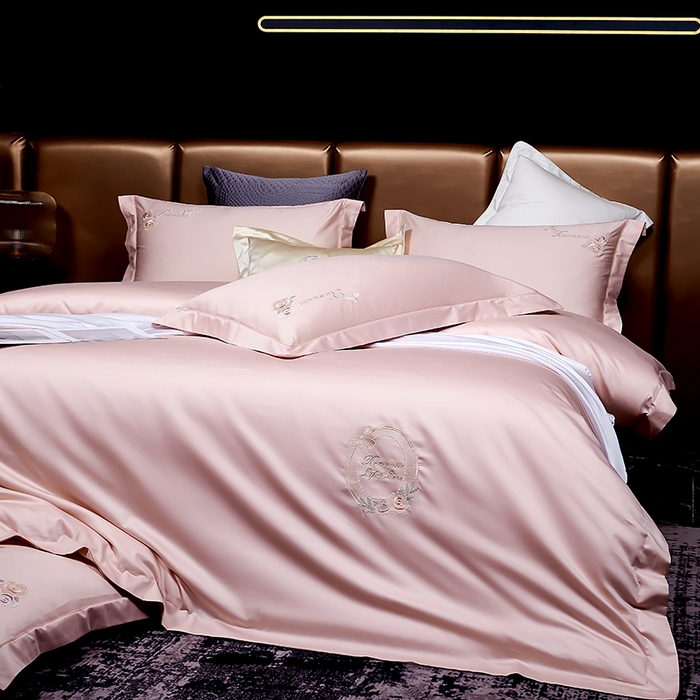 91家纺网 家纺一手货源 找家纺 U品汇 2025新款60s支贡缎长绒棉刺绣花四件套纯棉全棉100%棉礼盒包装 安妮贝尔-豆沙