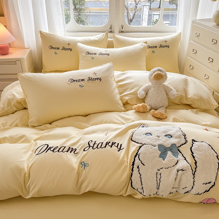 91家纺网 家纺一手货源 找家纺 凯美 2025新款超柔水洗棉卡通贴布绣四件套 幸运小猫-浅黄