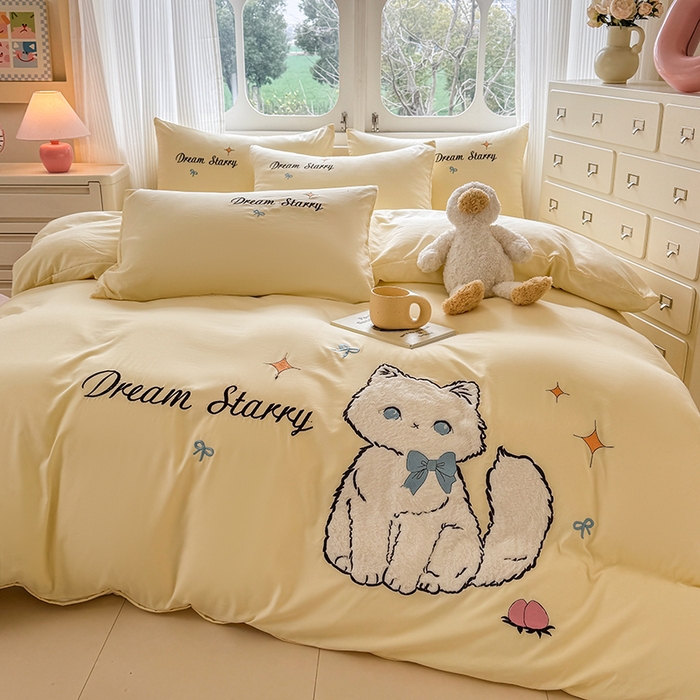 91家纺网 家纺一手货源 找家纺 凯美 2025新款超柔水洗棉卡通贴布绣四件套 幸运小猫-浅黄