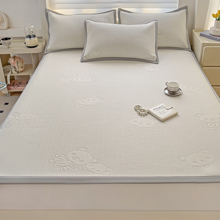 91家纺网 家纺一手货源 找家纺 富馨莱 2025新款A类480克PE凉感凉豆豆凉席三件套和单件平铺款 快乐熊仔