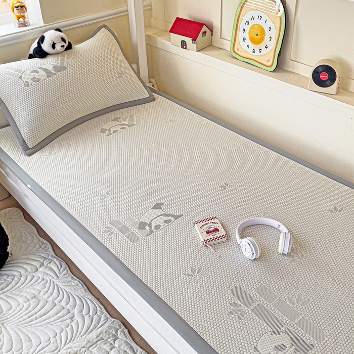 91家纺网 家纺一手货源 找家纺 富馨莱 2025新款A类480克PE凉感凉豆豆凉席三件套和单件学生款 熊猫嘟嘟-灰