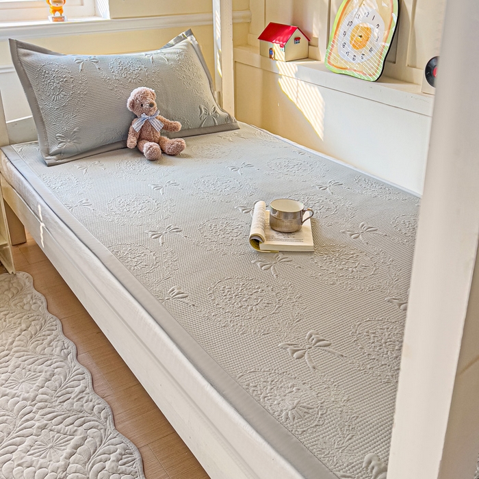 91家纺网 家纺一手货源 找家纺 富馨莱 2025新款A类480克PE凉感凉豆豆凉席三件套和单件学生款 蝴蝶結-灰