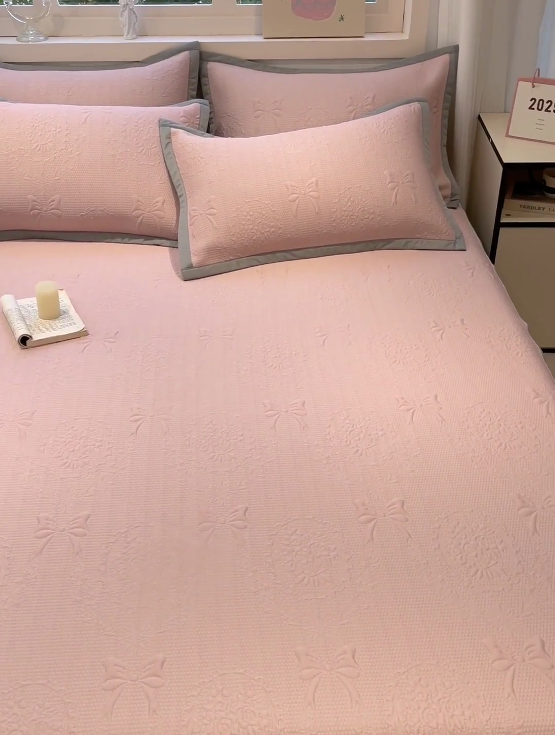 91家纺网 家纺一手货源 找家纺 富馨莱 2025新款A类480克PE凉感凉豆豆凉席三件套和单件床笠款 蝴蝶結-奶昔粉