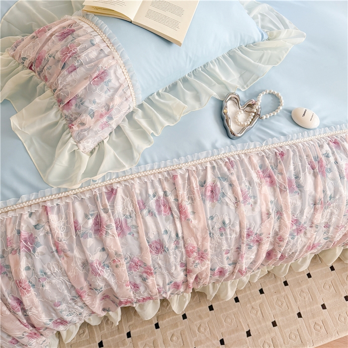 91家纺网 家纺一手货源 找家纺 富盛家纺 2025新款水洗亲肤棉雪纺印绣工艺四件套公主风四件套巴黎春天系列 巴黎春天-蓝