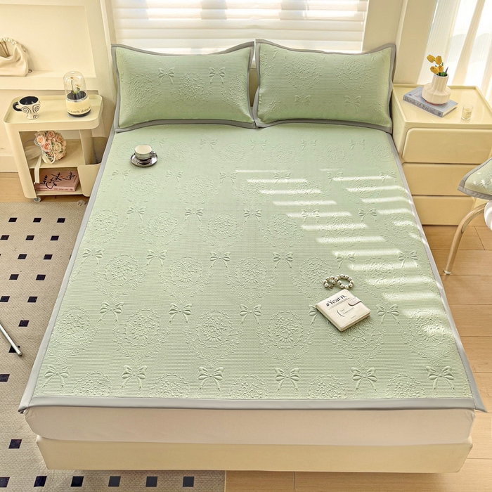 91家纺网 家纺一手货源 找家纺 富馨莱 2025新款A类480克PE凉感凉豆豆凉席三件套和单件平铺款 蝴蝶結-绿