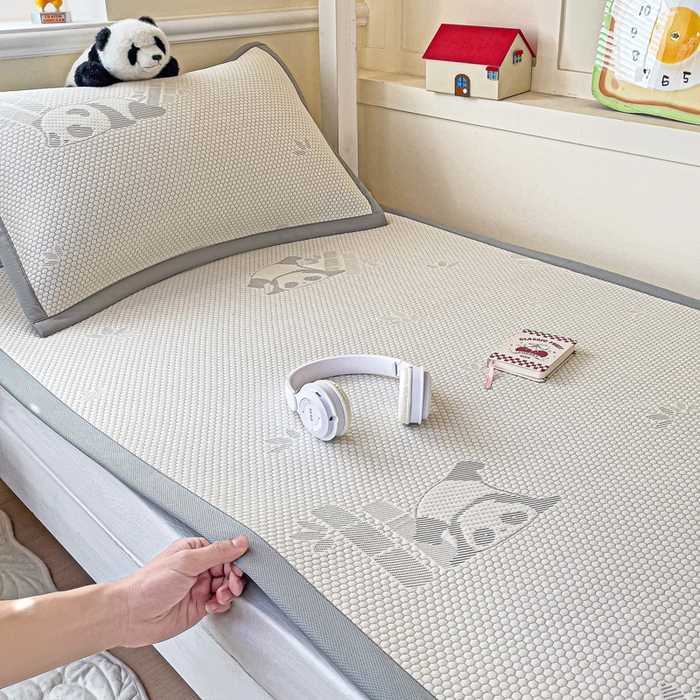 91家纺网 家纺一手货源 找家纺 富馨莱 2025新款A类480克PE凉感凉豆豆凉席三件套和单件学生款 熊猫嘟嘟-灰