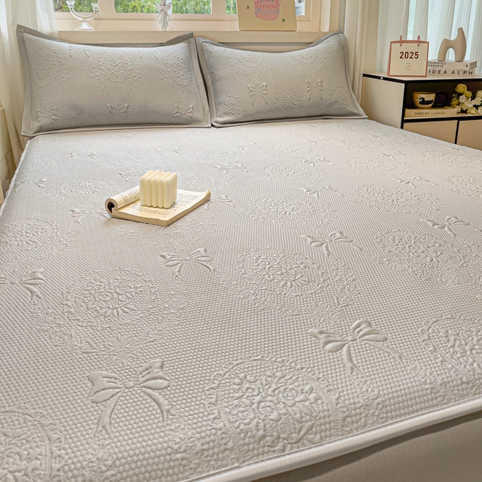 91家纺网 家纺一手货源 找家纺 富馨莱 2025新款A类480克PE凉感凉豆豆凉席三件套和单件床笠款 蝴蝶結-灰