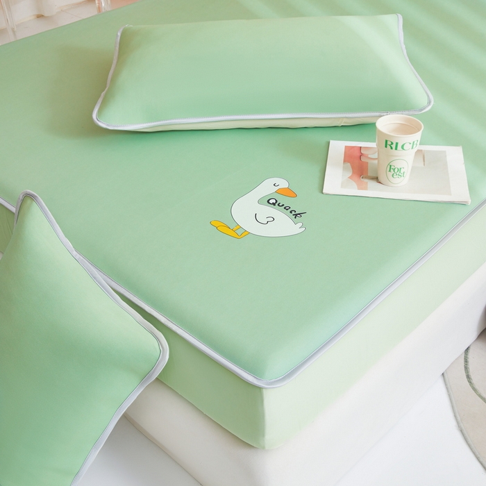 91家纺网 家纺一手货源 找家纺 2025春夏新款独家研发太空层凉感鸭冰丝烫画软凉席床笠款 凉感鸭-牛油果绿