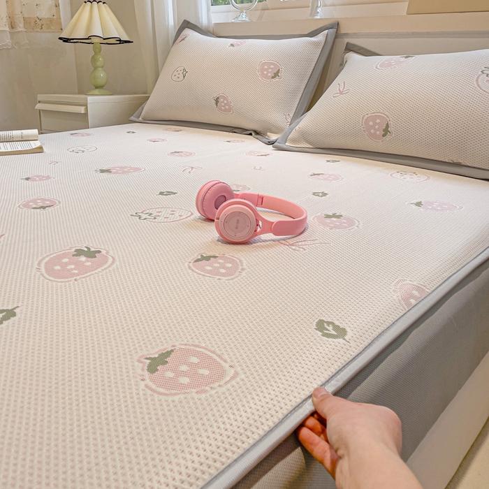 91家纺网 家纺一手货源 找家纺 富馨莱 2025新款A类480克PE凉感凉豆豆凉席三件套和单件床笠款 草莓乐园