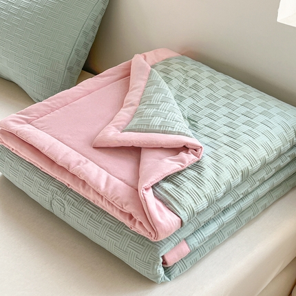 91家纺网 家纺一手货源 找家纺 欧邦 2025新款华夫格水洗棉夏被 绿＋粉