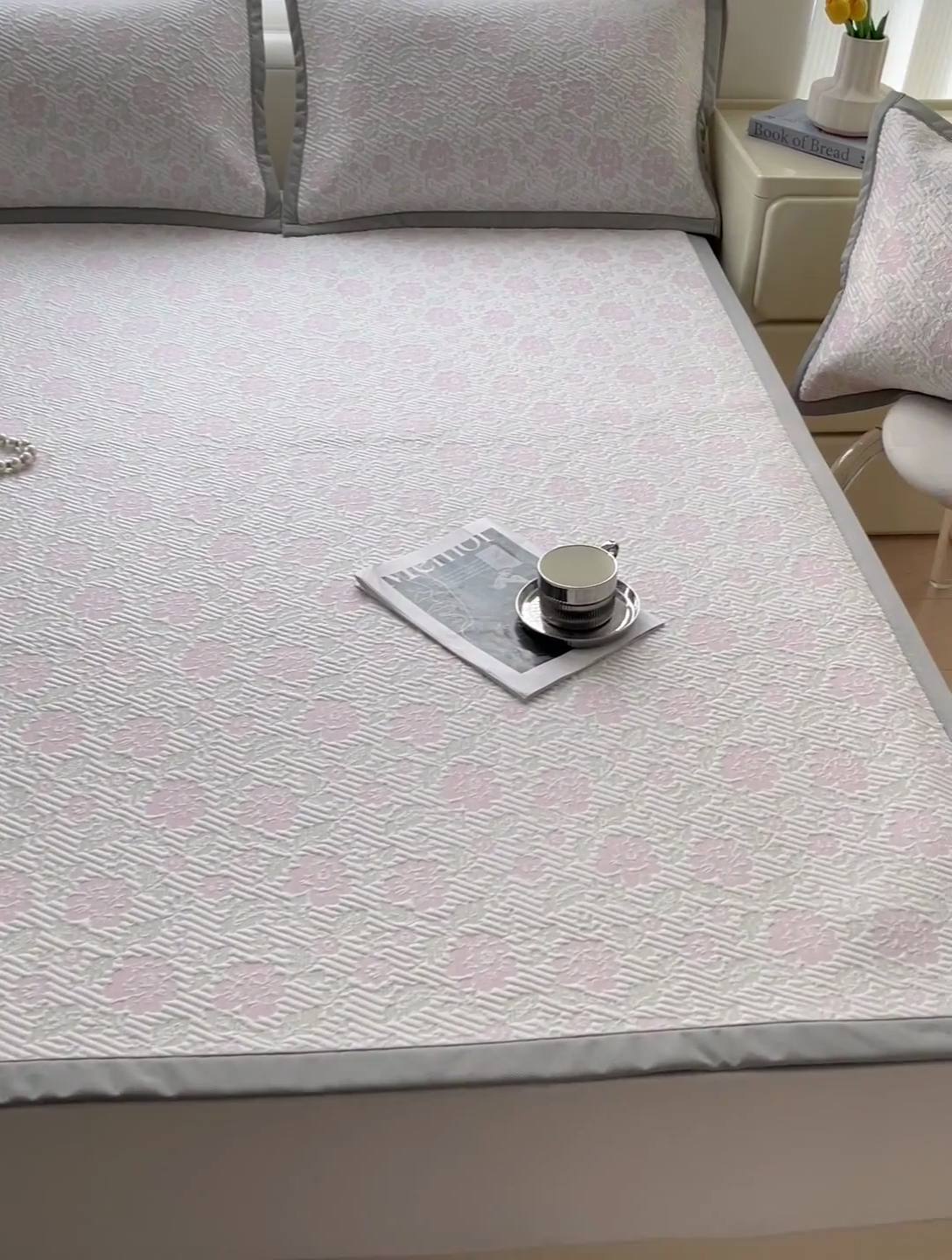 91家纺网 家纺一手货源 找家纺 富馨莱 2025新款A类480克PE凉感凉豆豆凉席三件套和单件平铺款 玫瑰花园-粉